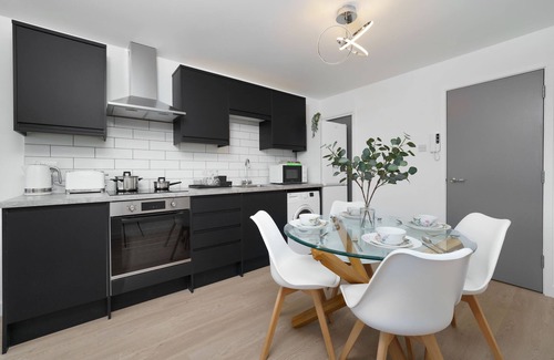 Tower Hamlets Apartment | Stunning Duplex near Canary Wharf & O2 & City Views