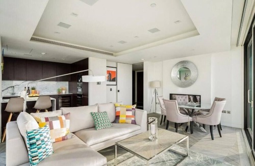 Riverside Apartment | Stunning Duplex Penthouse 2200 SqFt Sleeps 8 with Jacuzzi Rooftop Views City