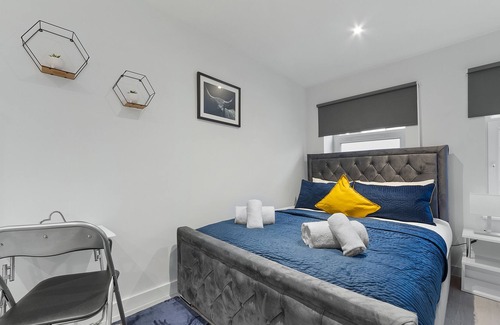 Penge Apartment | Stunning Ensuite Studio Crystal Palace London SE20