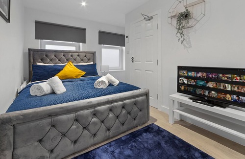 Penge Apartment | Stunning Ensuite Studio Crystal Palace London SE20