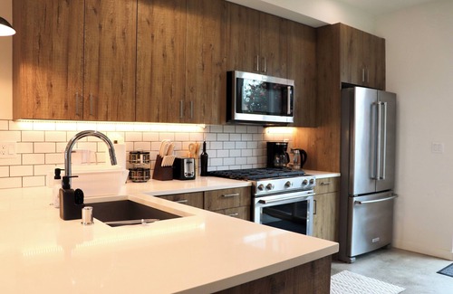 Loyal Heights House | Stunning Entire Townhome 3b/2.5ba w Parking in Seattle
