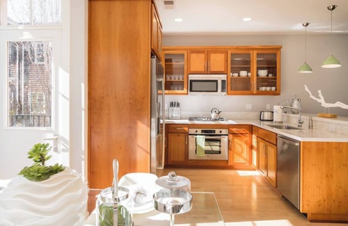 Cathedral Hill House | STUNNING EXECUTIVE 3 BEDROOM HOME WITH ATTACHED GARAGE