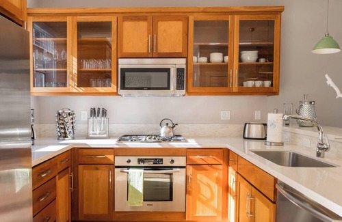 Cathedral Hill House | STUNNING EXECUTIVE 3 BEDROOM HOME WITH ATTACHED GARAGE