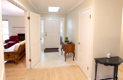 Moraga House | Stunning Executive Corporate House on Tree-Lined Street - Dogs, 30+ Stays