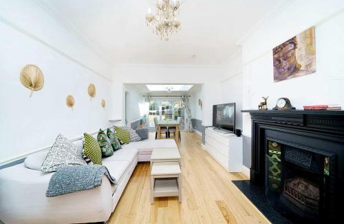 Dagenham House | Stunning Family Bungalow With Private Parking