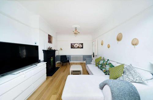 Dagenham House | Stunning Family Bungalow With Private Parking