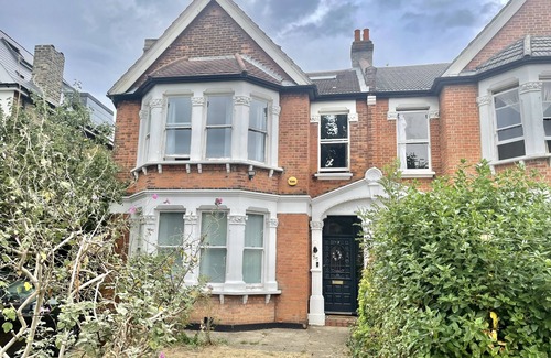 Catford House | Stunning family home, large garden and playroom