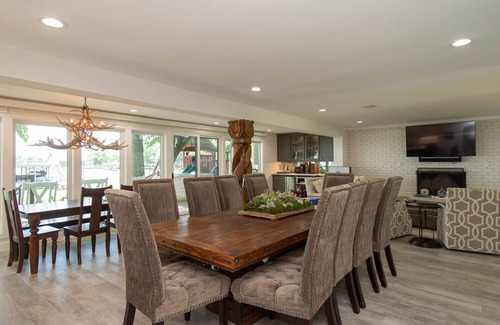 Cedar Creek Reservoir House | Stunning Five Bedroom Escape - Great Water!