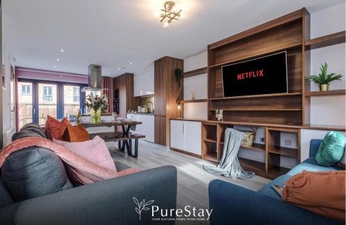 Failsworth House | Stunning Five Bedroom Manchester House with Free Parking By PureStay Short Lets & Serviced Accommodation