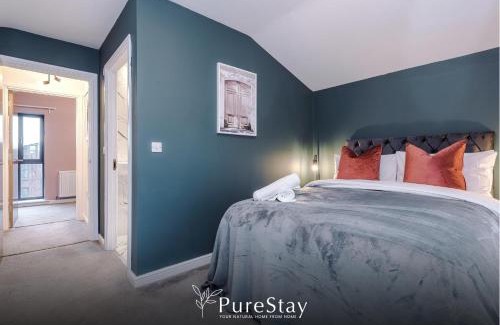 Failsworth House | Stunning Five Bedroom Manchester House with Free Parking By PureStay Short Lets & Serviced Accommodation