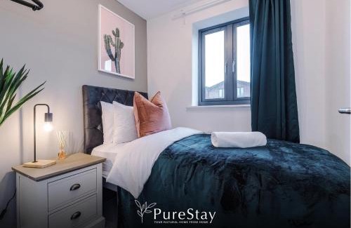 Failsworth House | Stunning Five Bedroom Manchester House with Free Parking By PureStay Short Lets & Serviced Accommodation