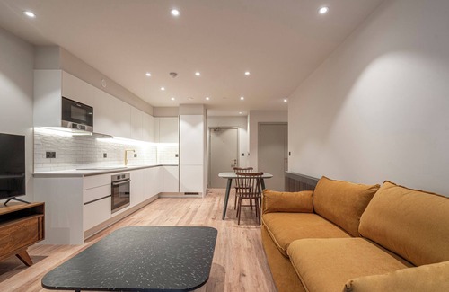 Tottenham Hale Apartment | Stunning Flat in North London