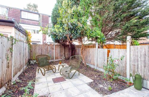 Custom House House | Stunning four bedroom house close to Excel, O2 & Central London with free parking