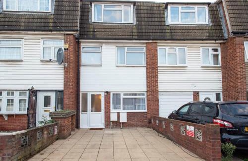 Custom House House | Stunning four bedroom house close to Excel, O2 & Central London with free parking