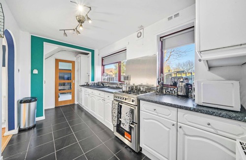 Rugby House | Stunning 4 Bedroom Home with Parking in Rugby