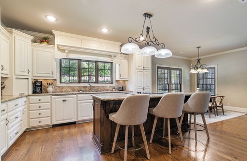 Denison House | Stunning Getaway in charming Denison - Retreat Minutes from Downtown - Sleeps 10
