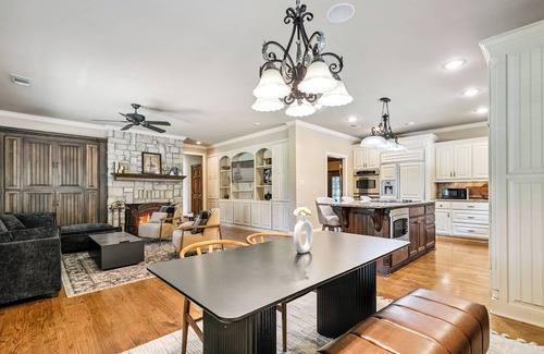 Denison House | Stunning Getaway in charming Denison - Retreat Minutes from Downtown - Sleeps 10