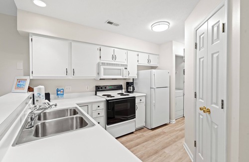 Pawleys Island Condo | Stunning Golf & Lake Viewsn2 bedroomnProfessionally cleaned