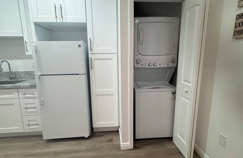 Canoga Park House | Stunning guest house in West Hills, California with 1 bedroom & 1 bathroom