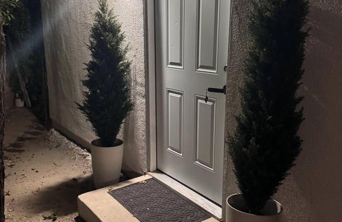Canoga Park House | Stunning guest house in West Hills, California with 1 bedroom & 1 bathroom