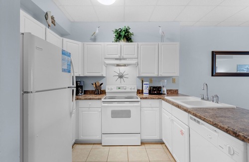 Pensacola Beach Condo | 🌊Stunning Gulf Front Views-Top Floor Balcony-Pool w/Hot Tub-Sans Souci 705🌊