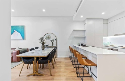 West End Apartment | Stunning Helia Sanctuary - West End w parking and pool