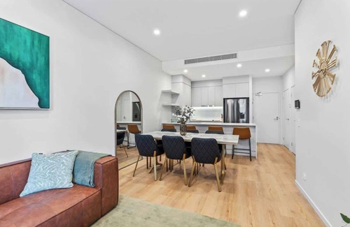 West End Apartment | Stunning Helia Sanctuary - West End w parking and pool