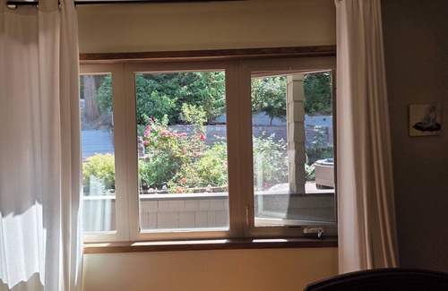 Seahurst House | Stunning High Bank 3 BDRM w/Ballroom on the Salish Sea