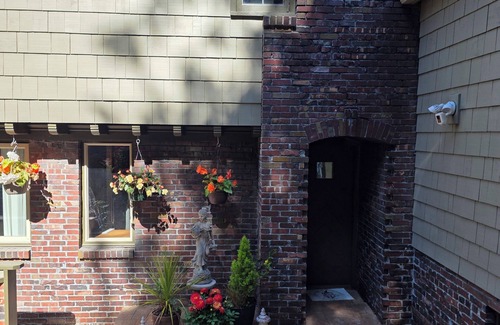 Seahurst House | Stunning High Bank 3 BDRM w/Ballroom on the Salish Sea