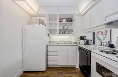 Bay Street Corridor Condo | STUNNING High Floor Bay St Condo w BIG Balcony/Terrace (Sleeps 4) Pet Friendly