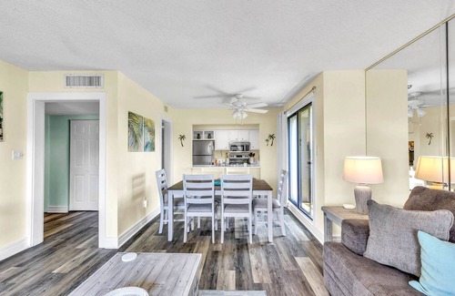Hilton Head Condo | STUNNING HILTON HEAD CONDO WITH THREE BALCONIES POOL TENNIS NEAR COLIGNY PLAZA