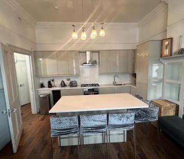 Holland Park Apartment | Stunning Holland Park 2 BR - sleeps 6