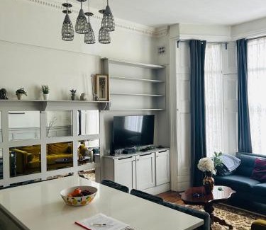 Holland Park Apartment | Stunning Holland Park 2 BR - sleeps 6