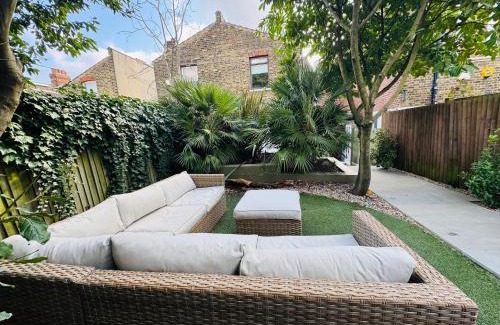 Penge Apartment | Stunning Home, Garden, Parking & Close Train Stations