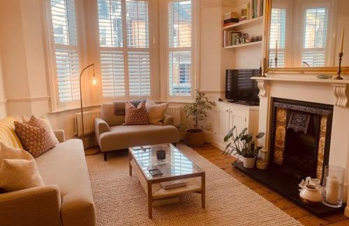Penge Apartment | Stunning Home, Garden, Parking & Close Train Stations