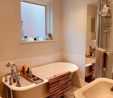 Penge Apartment | Stunning Home, Garden, Parking & Close Train Stations