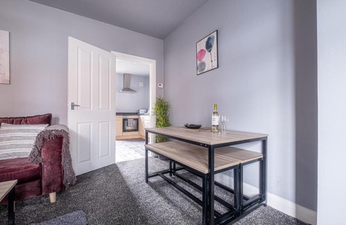 Birstall Apartment | Stunning Home Ideal for comfort by Our Home Short Stays Free parking fast Wi-Fi and plenty of shops and eating options close by