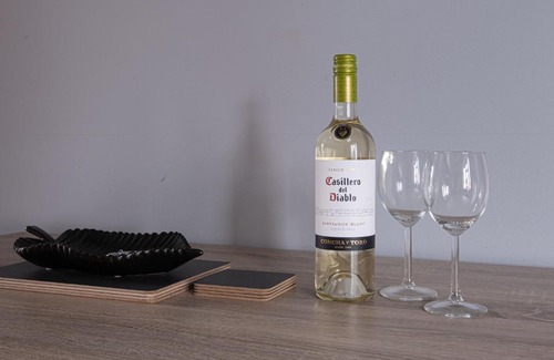 Birstall Apartment | Stunning Home Ideal for comfort by Our Home Short Stays Free parking fast Wi-Fi and plenty of shops and eating options close by