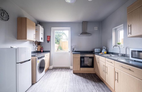 Birstall Apartment | Stunning Home Ideal for comfort by Our Home Short Stays Free parking fast Wi-Fi and plenty of shops and eating options close by