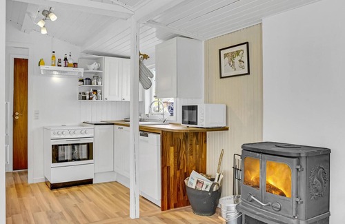 Kaldred House | Stunning home in Eskebjerg with kitchen