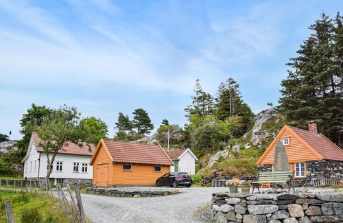 Lykling House | Stunning home in Finnås with kitchen