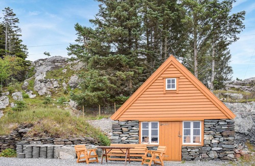 Lykling House | Stunning home in Finnås with kitchen