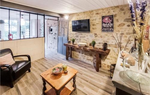 Frossay House | Stunning Home In Frossay With Wifi