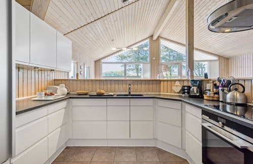 Østerskov House | Stunning home in Humble with sauna