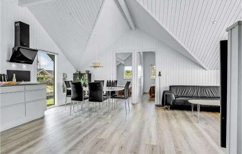 Pøt Strandby House | Stunning Home In Juelsminde With Wifi