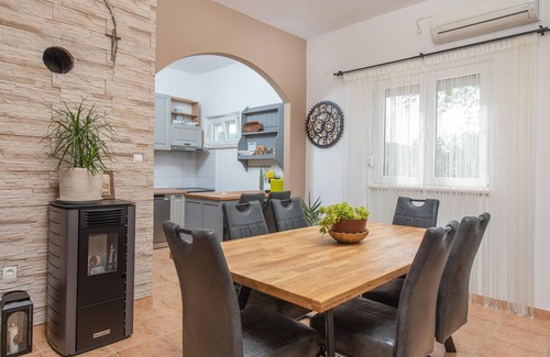 Trilj House | Stunning home in Kosute