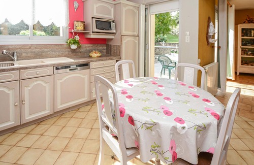 Pujaut House | Stunning home in Pujaut with kitchen