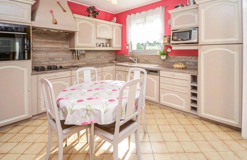 Pujaut House | Stunning home in Pujaut with kitchen