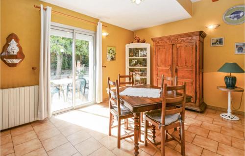 Pujaut House | Stunning Home In Pujaut With Kitchen