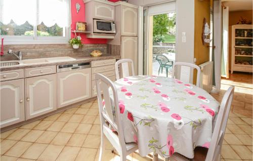 Pujaut House | Stunning Home In Pujaut With Kitchen